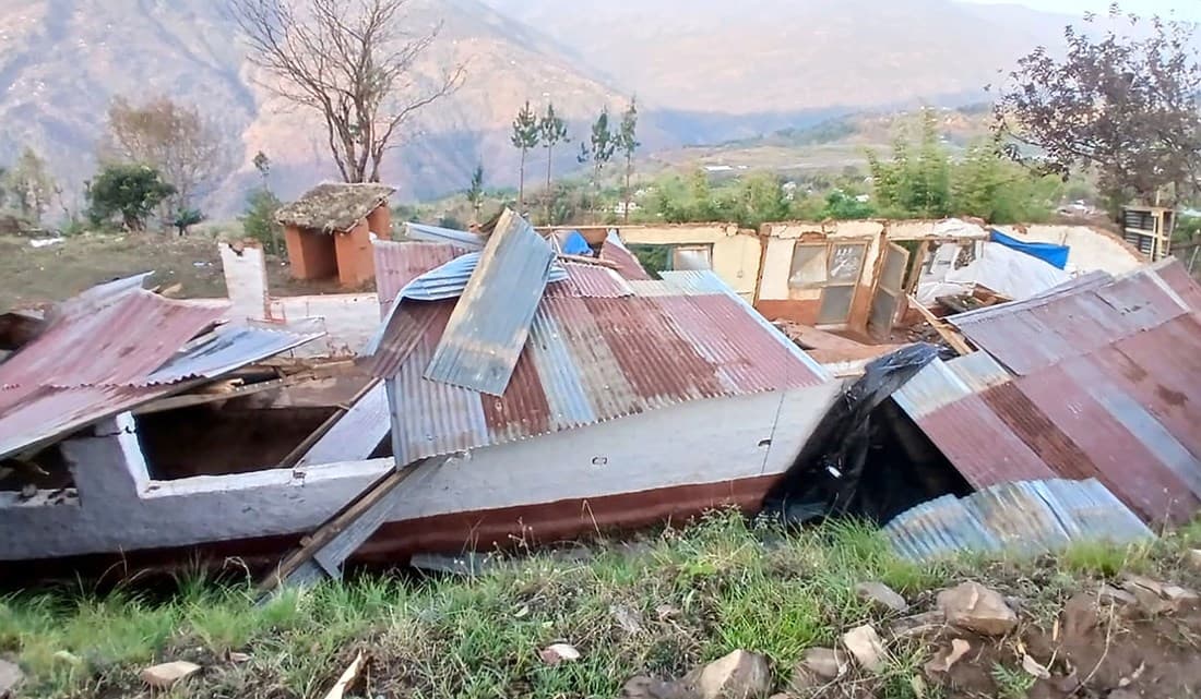 खोटाङमा हावाहुरीले दर्जनौँ घरगोठ तथा विद्यालयको छाना उडायो