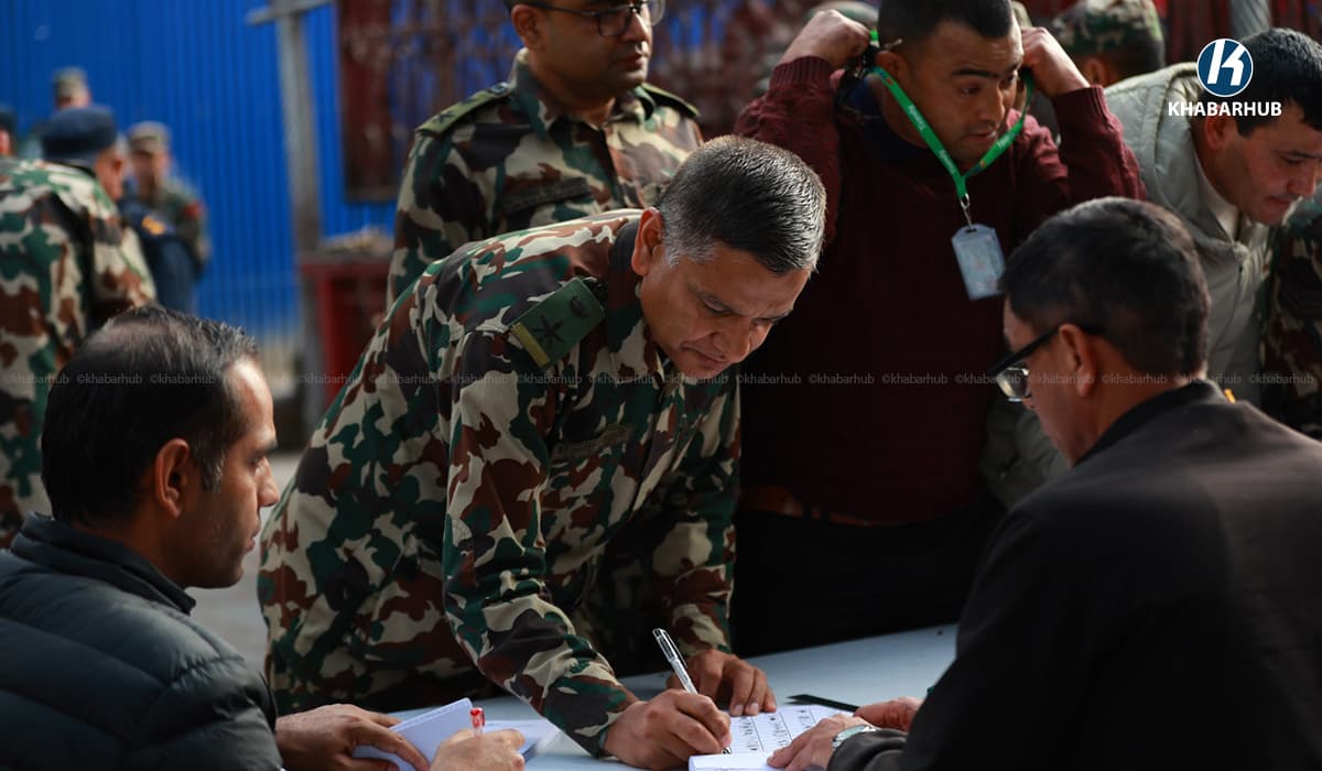 सेनाले गरे अस्थायी मतदान केन्द्रबाट मतदान